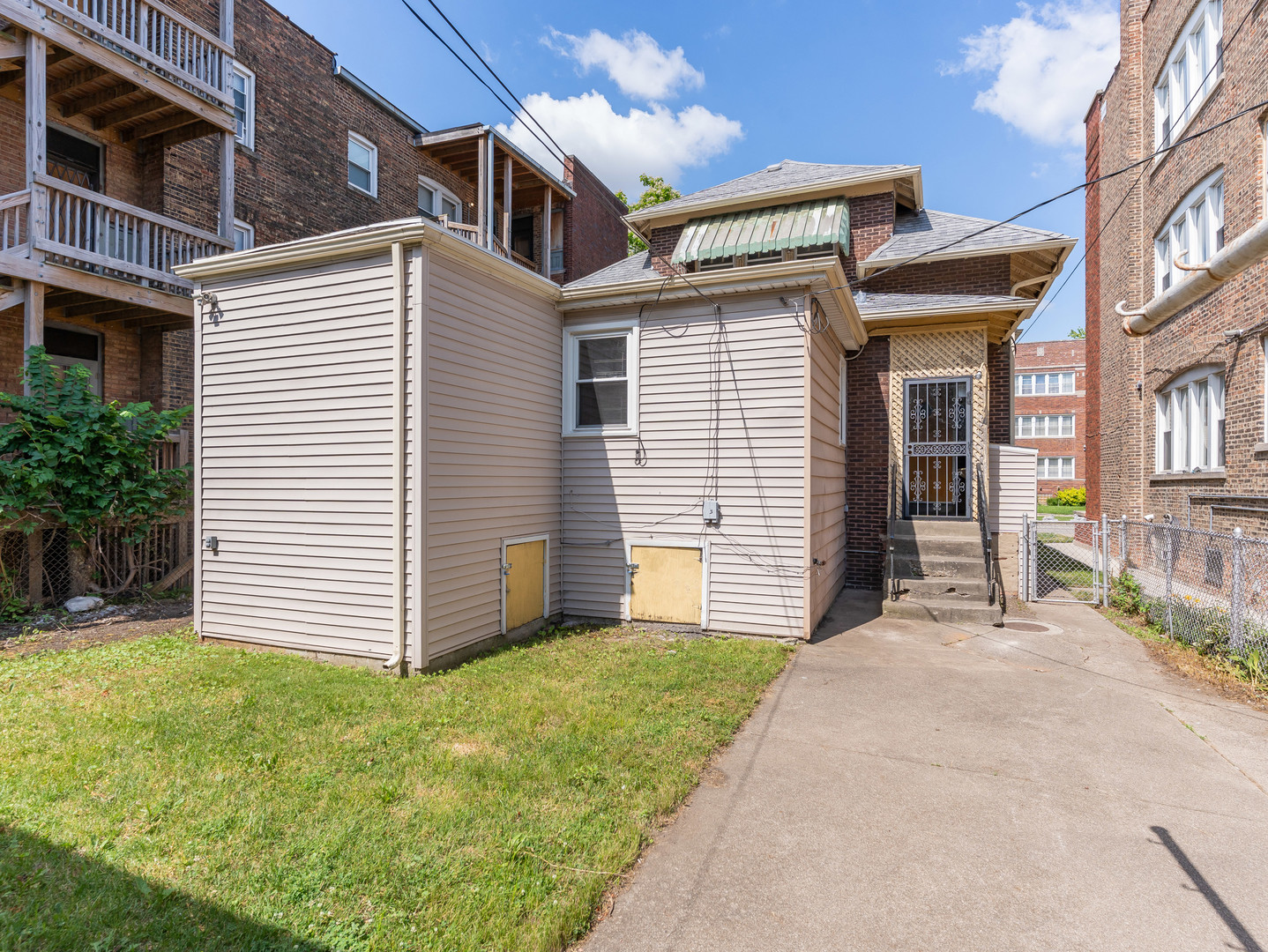 8153 S Eberhart Avenue, Chicago, IL 60619