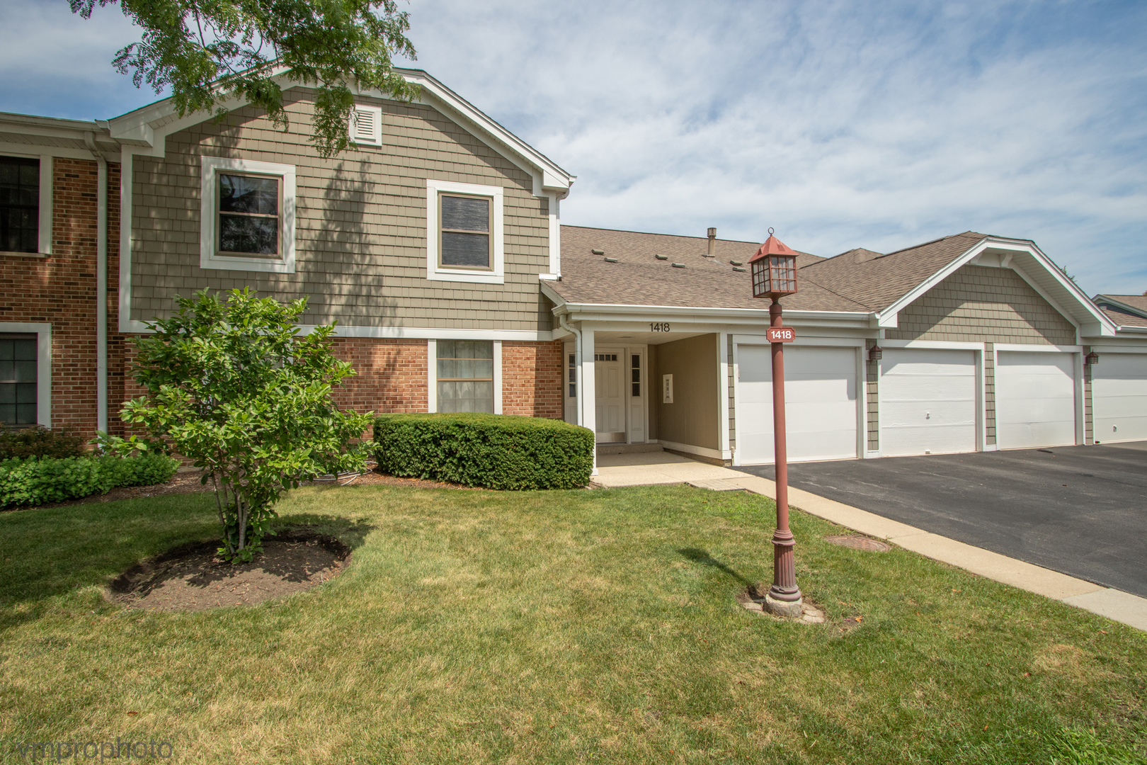 1418 Seven Pines Road #C2, Schaumburg, IL 60193