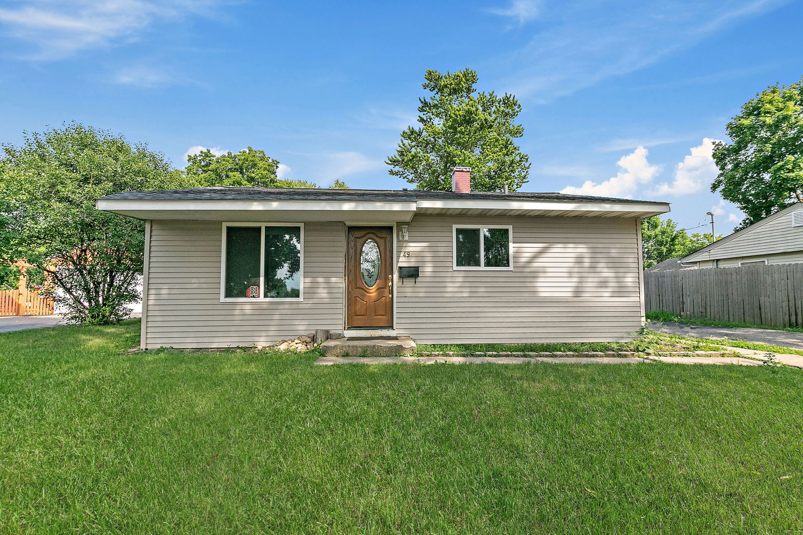 49 WREN Road, Carpentersville, IL 60110