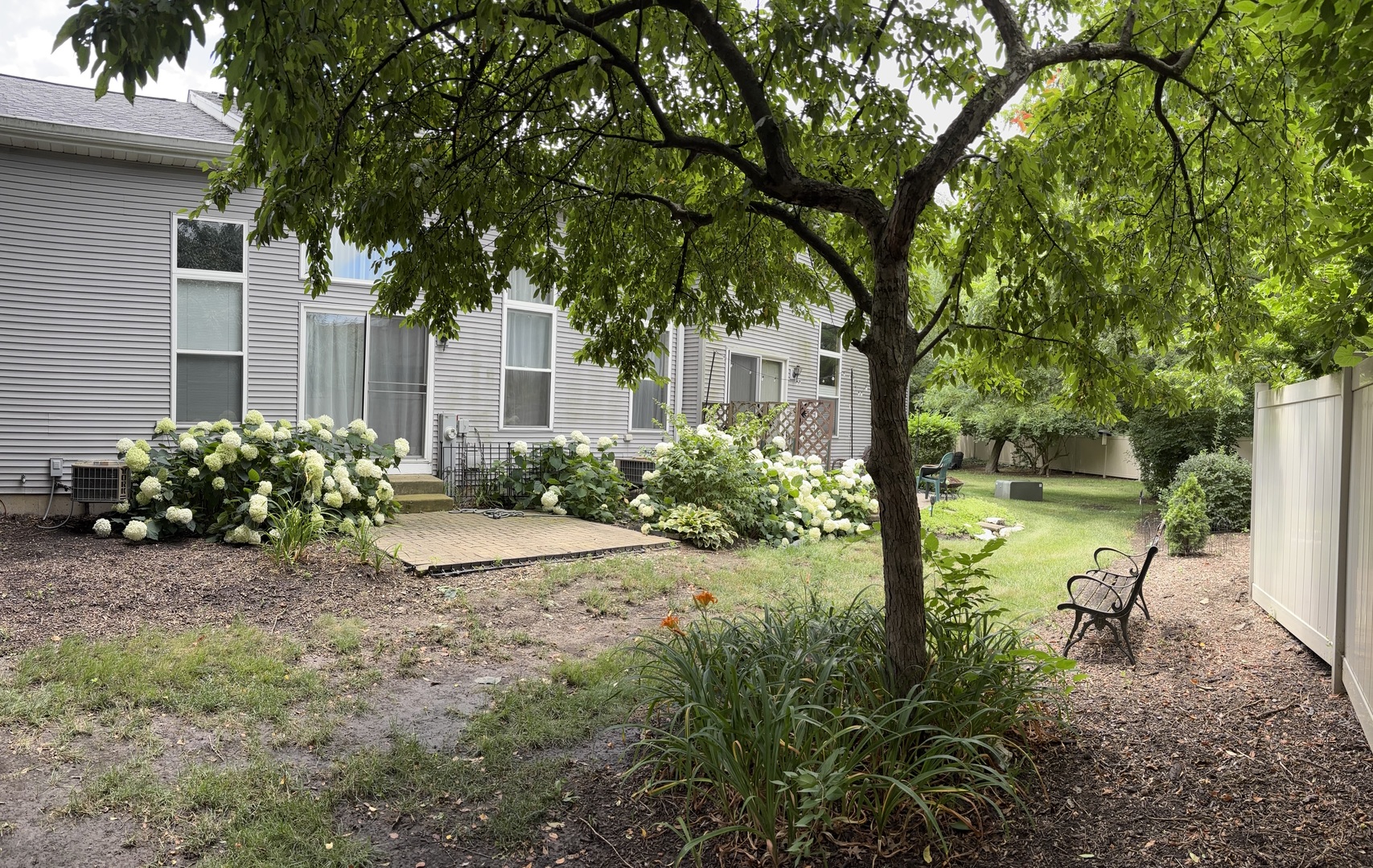168 Woodland Circle, North Aurora, IL 60542