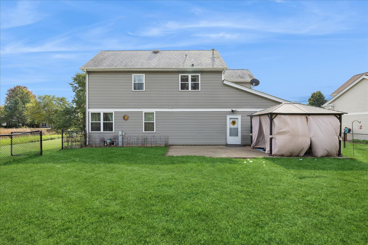 10 Barrington Court, Lake In The Hills, IL 60156