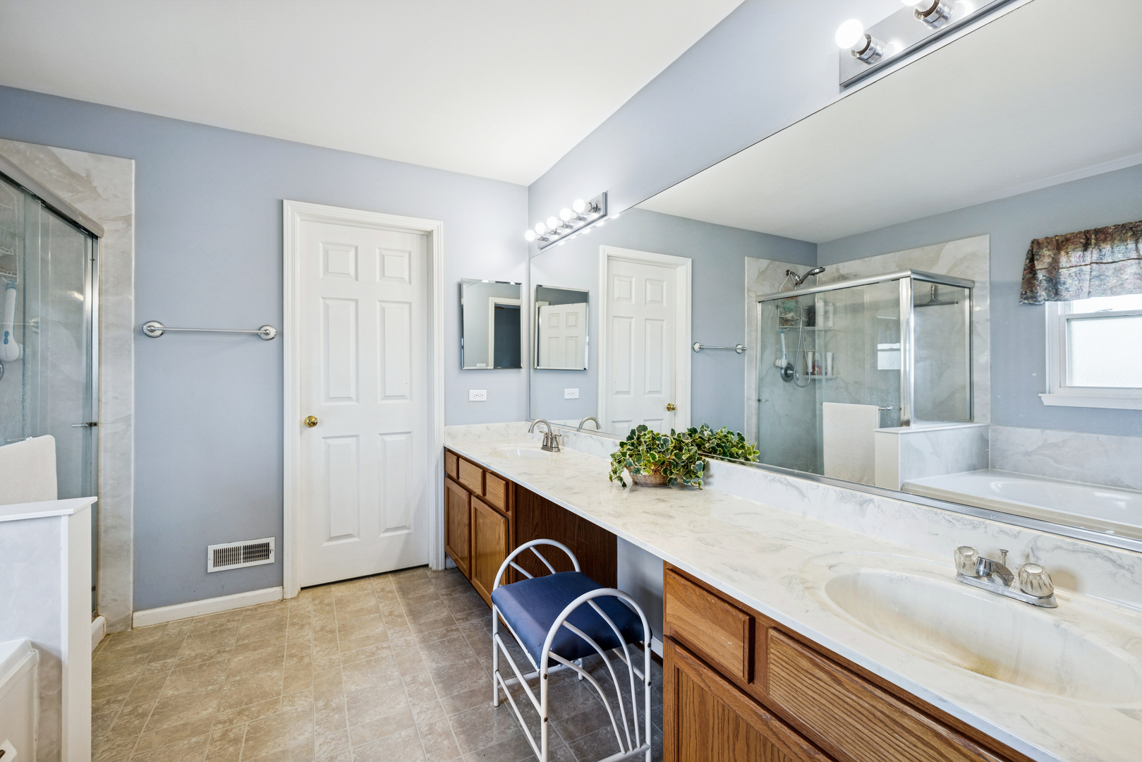 10 Barrington Court, Lake In The Hills, IL 60156