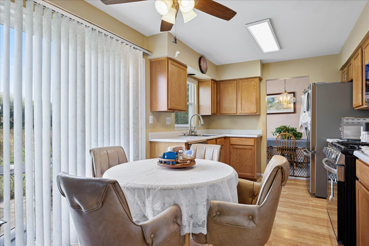 10 Barrington Court, Lake In The Hills, IL 60156
