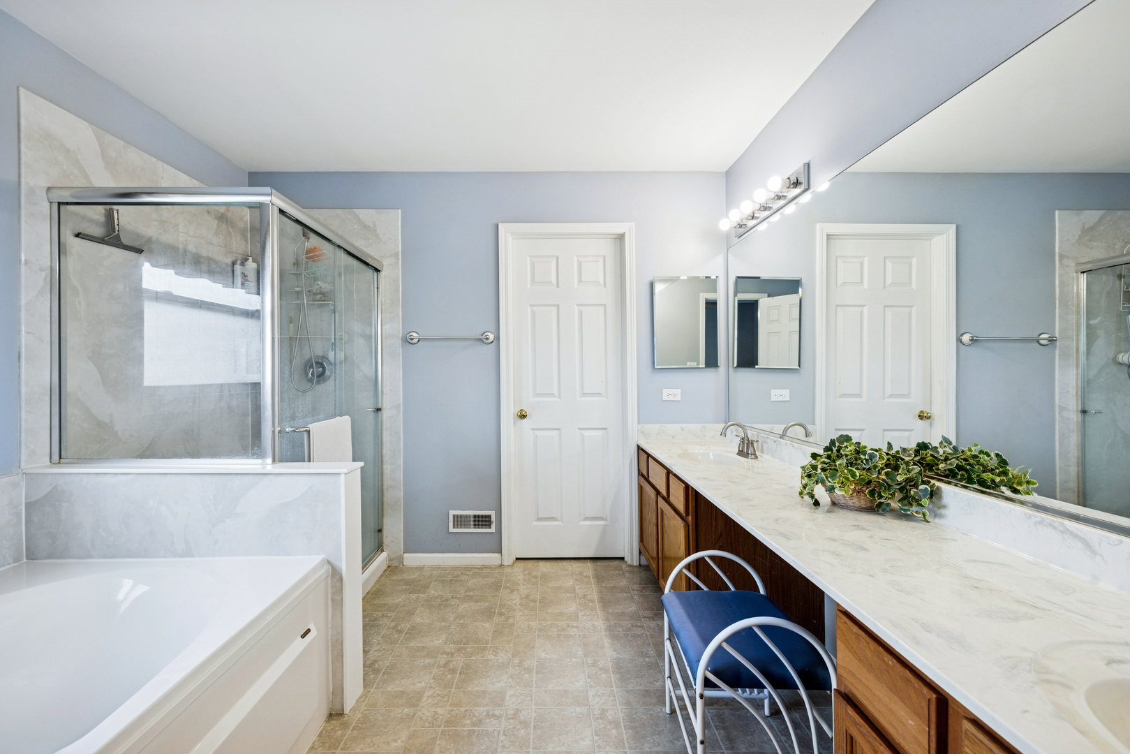 10 Barrington Court, Lake In The Hills, IL 60156