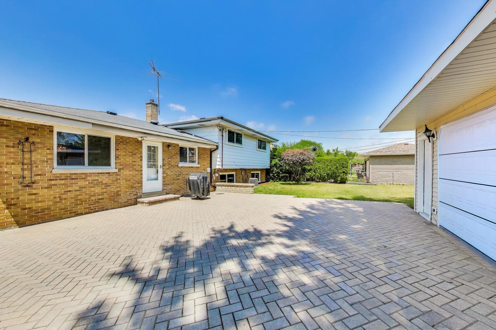 8915 N Odell Avenue, Morton Grove, IL 60053