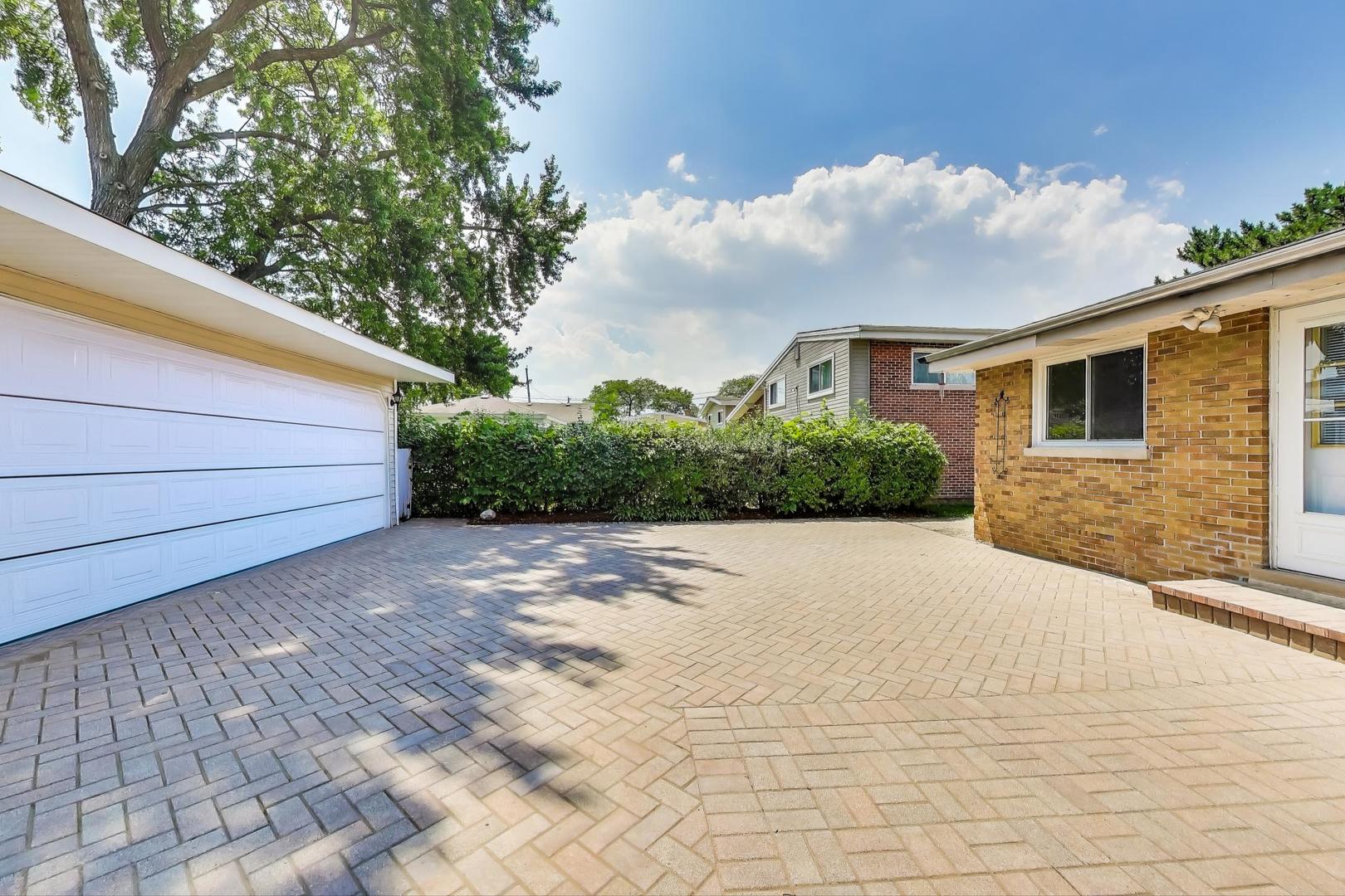 8915 N Odell Avenue, Morton Grove, IL 60053