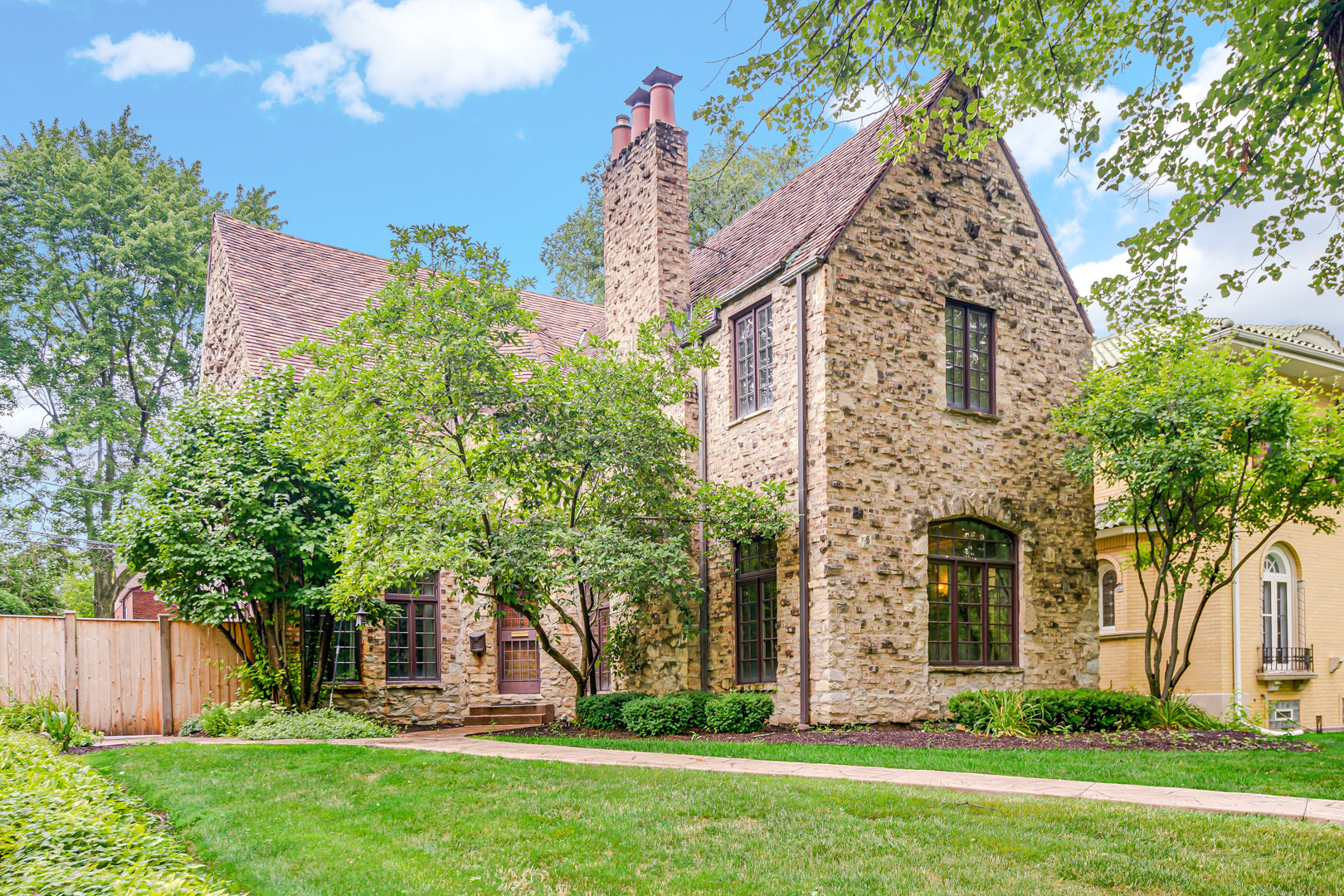 2014 W Hopkins Place, Chicago, IL 60643