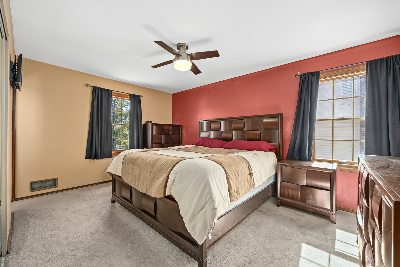 1121 Independence Avenue, St. Charles, IL 60174