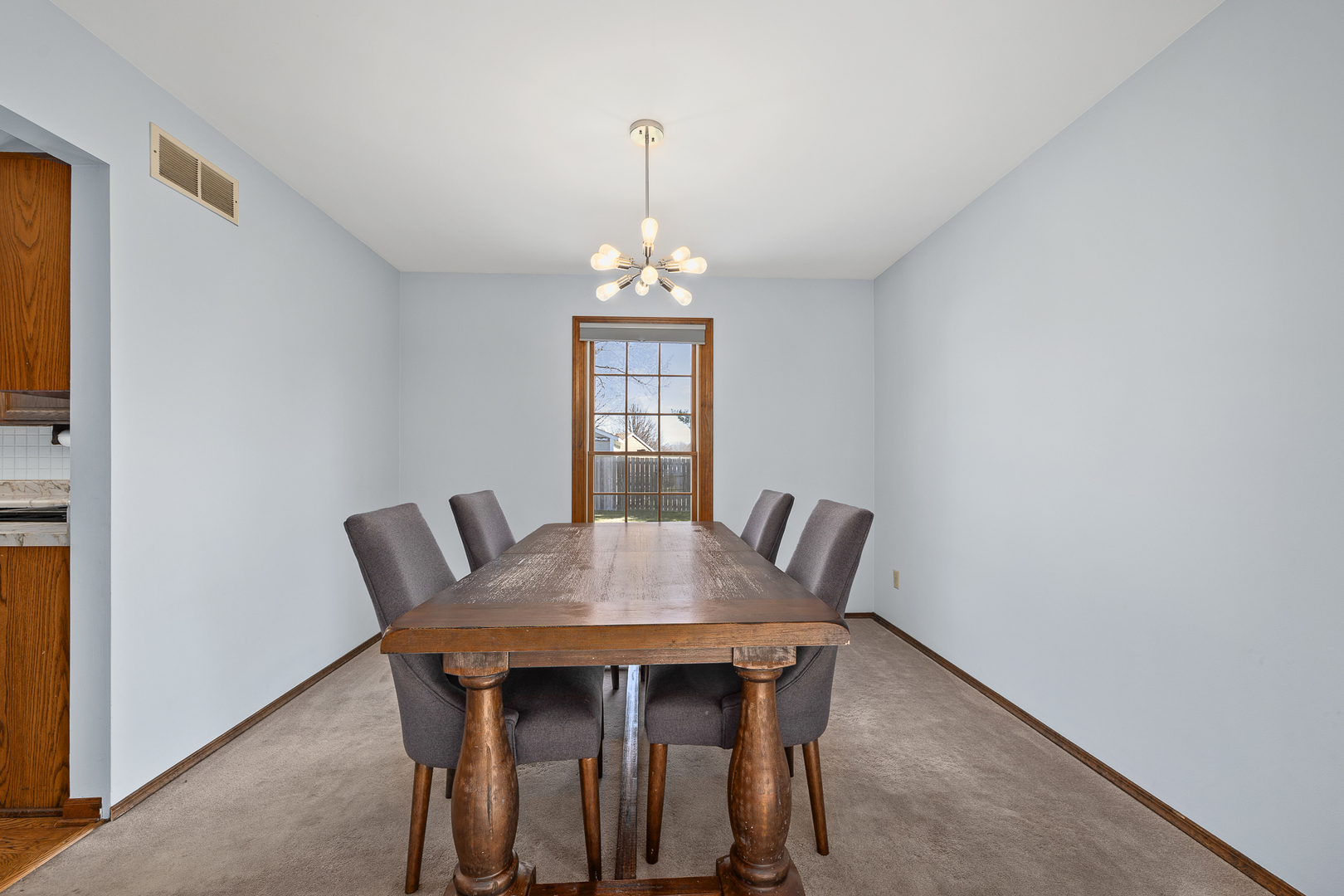 1121 Independence Avenue, St. Charles, IL 60174