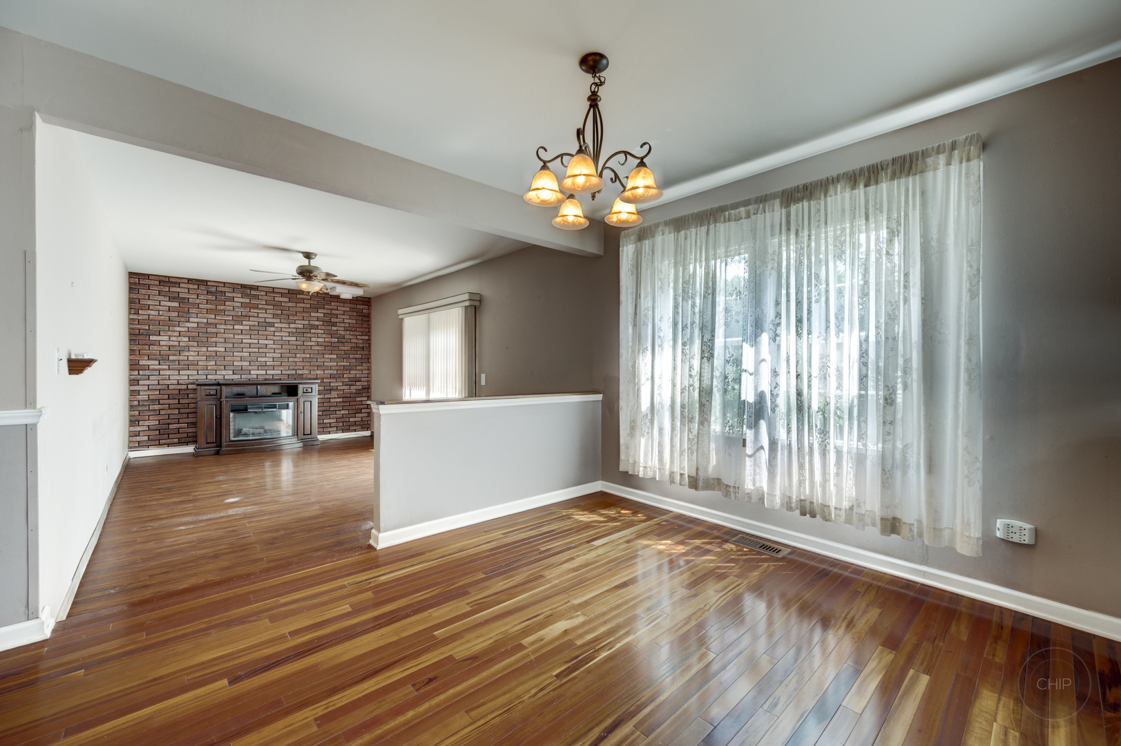 989 Tioga Court, Carol Stream, IL 60188