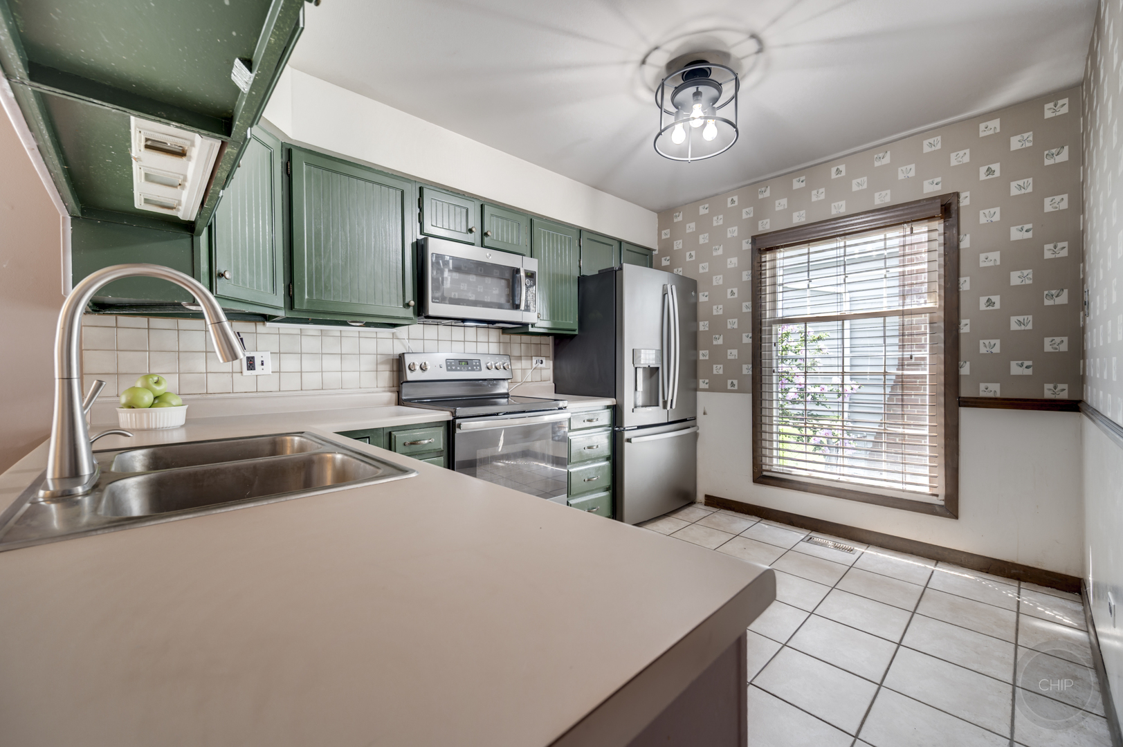 989 Tioga Court, Carol Stream, IL 60188