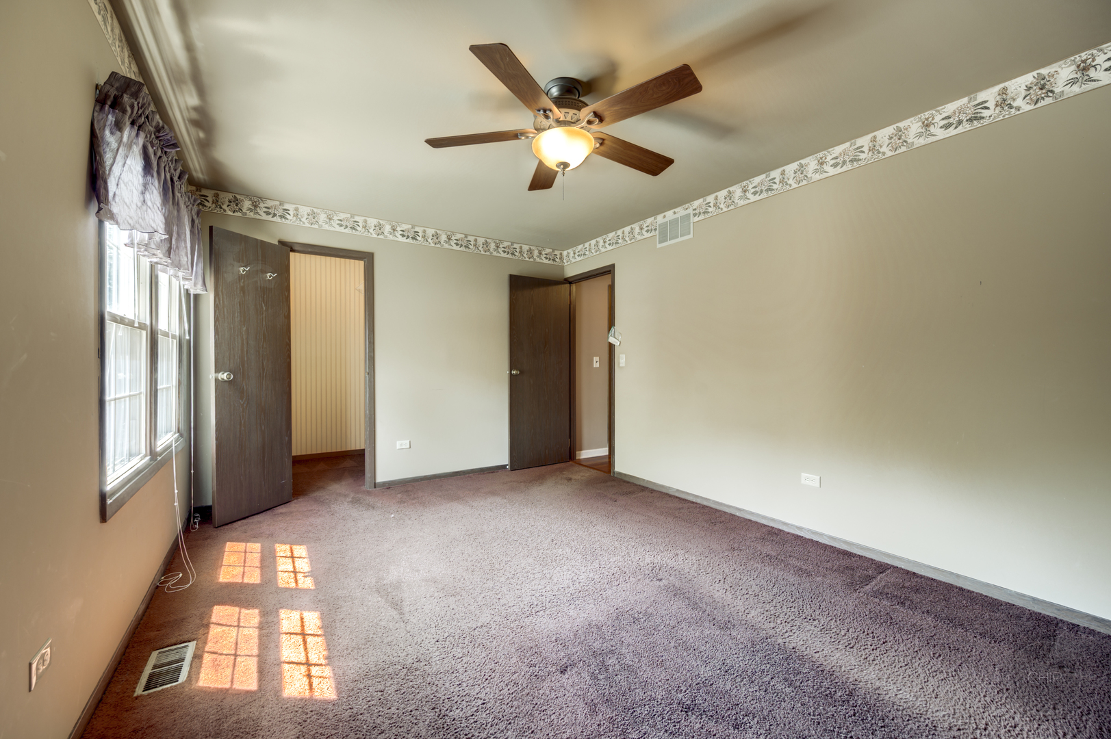 989 Tioga Court, Carol Stream, IL 60188