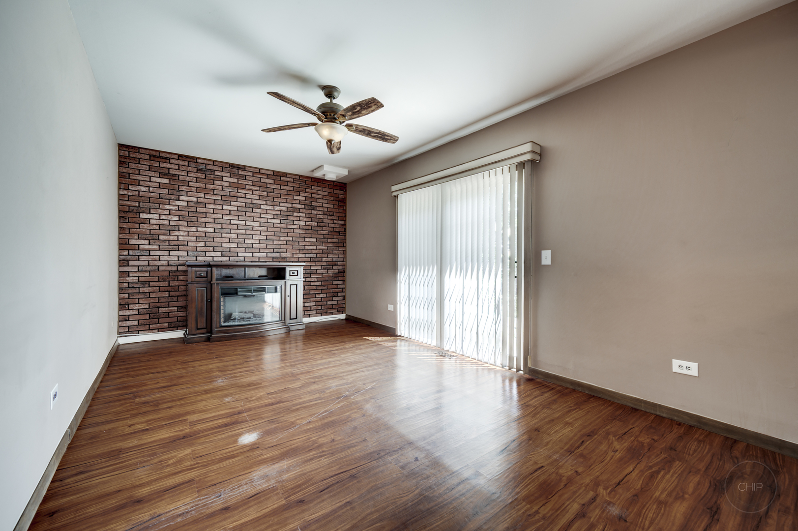 989 Tioga Court, Carol Stream, IL 60188