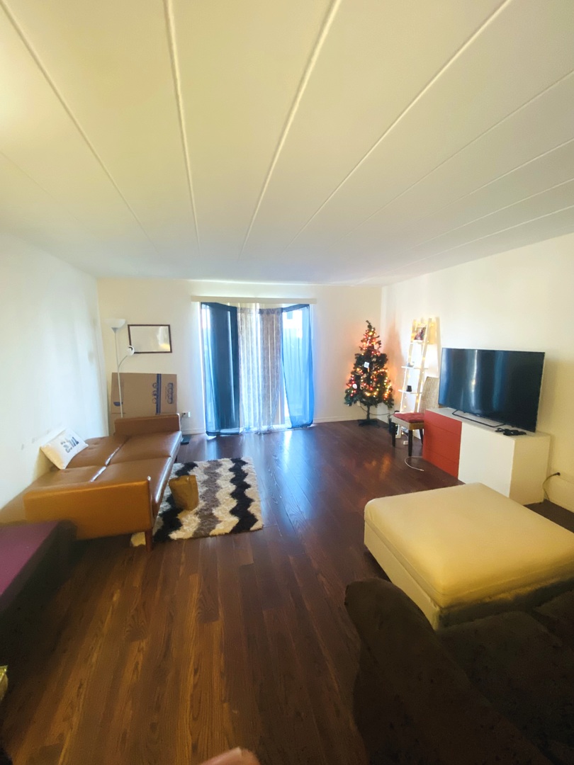 300 S Roselle Road #116, Schaumburg, IL 60193