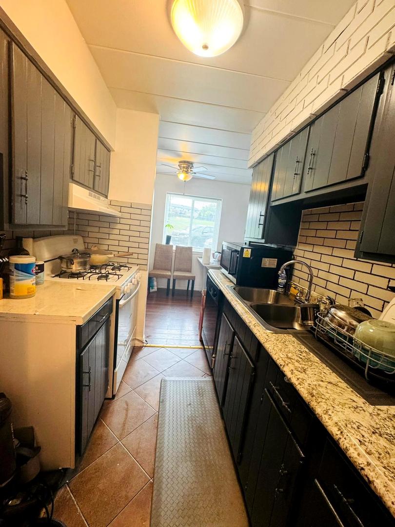 300 S Roselle Road #116, Schaumburg, IL 60193