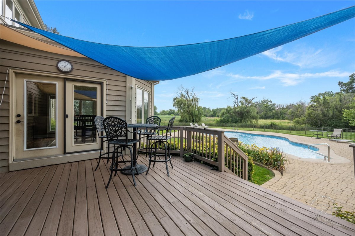 6N583 Promontory Court, St. Charles, IL 60175