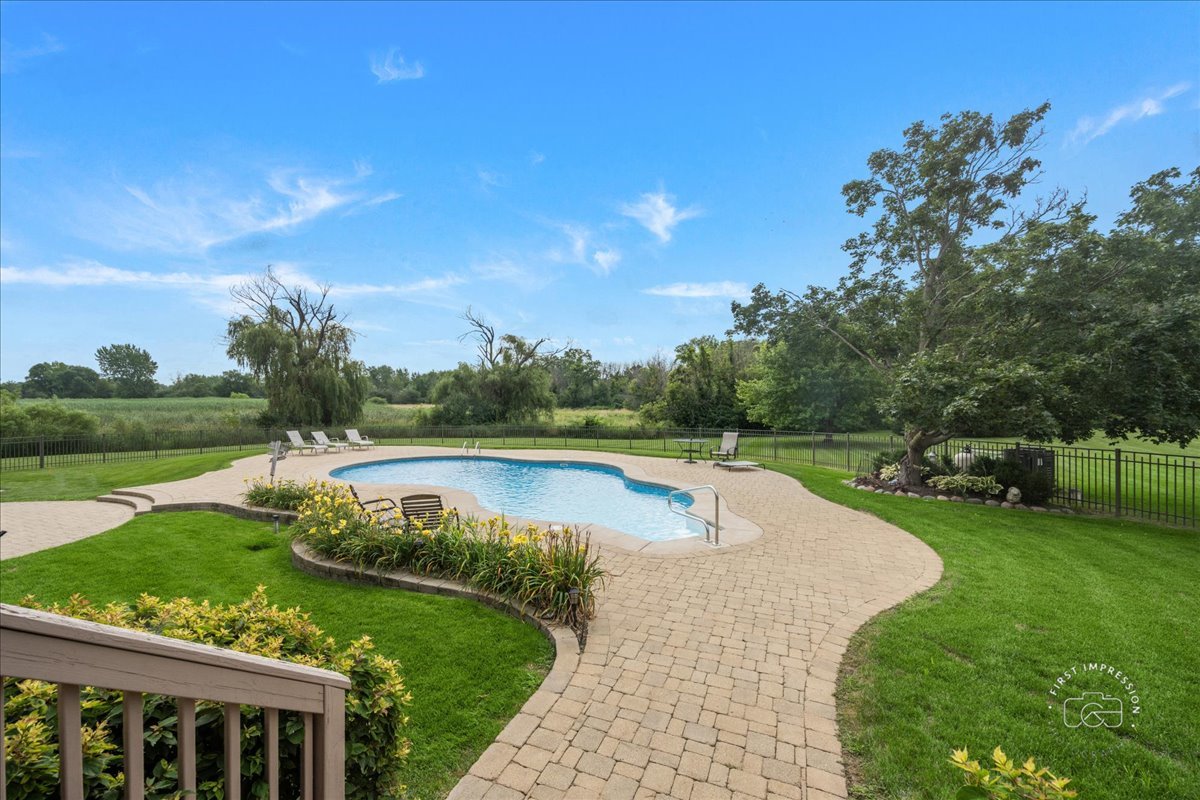 6N583 Promontory Court, St. Charles, IL 60175