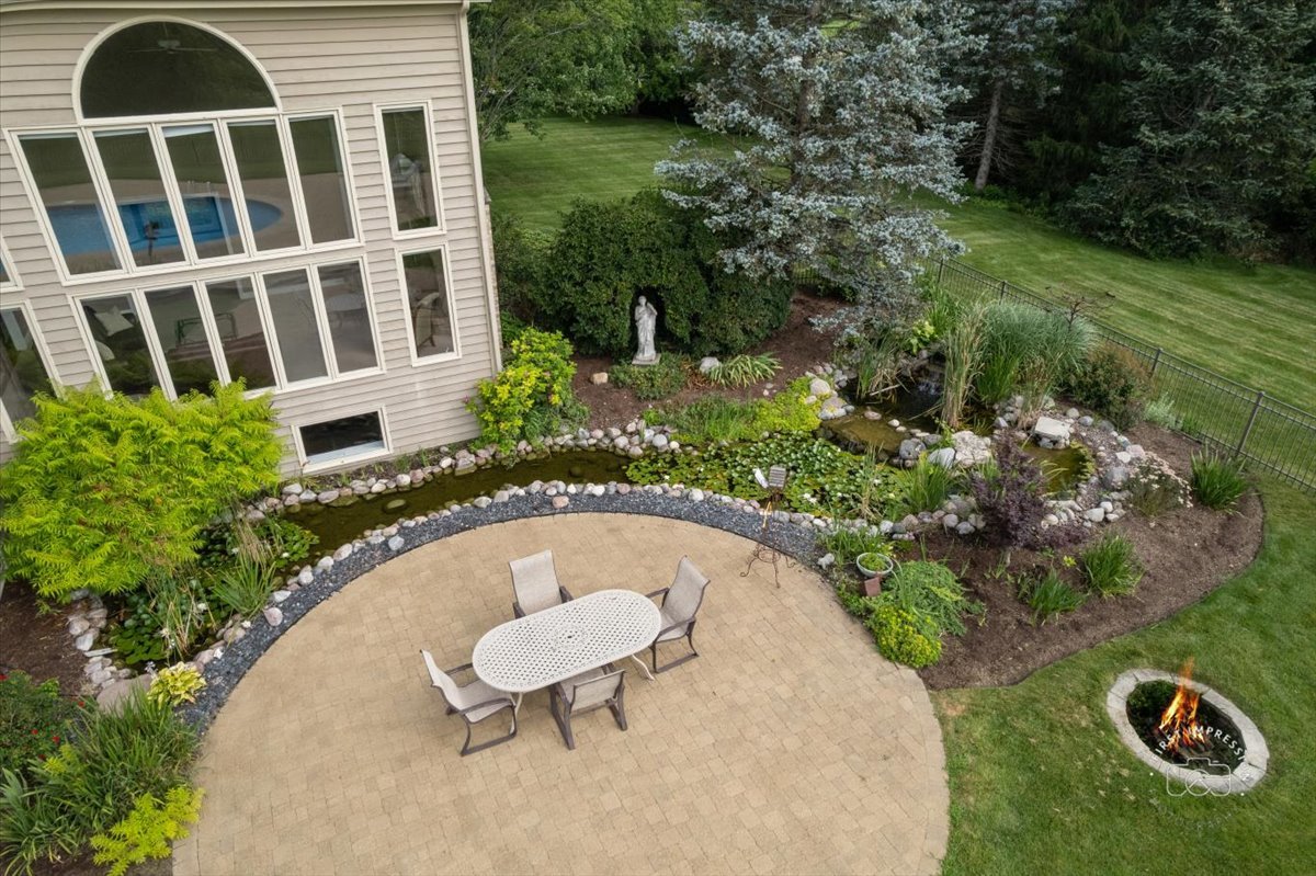 6N583 Promontory Court, St. Charles, IL 60175