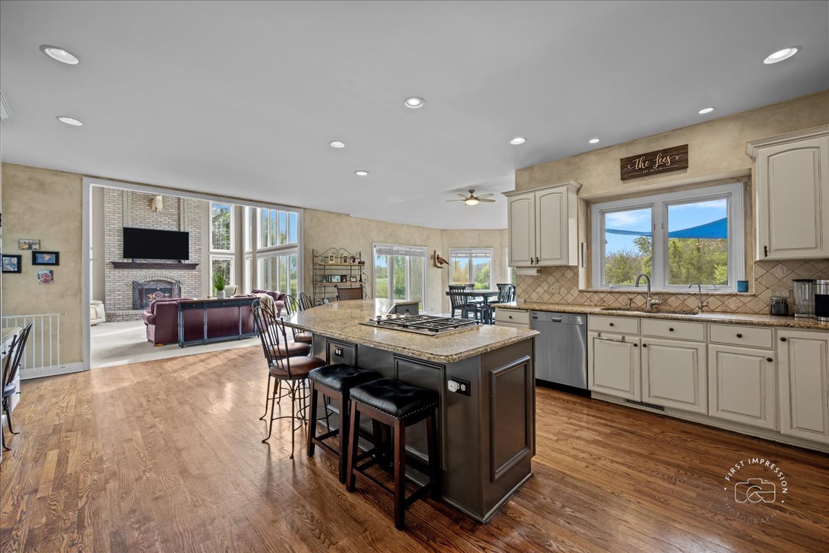 6N583 Promontory Court, St. Charles, IL 60175