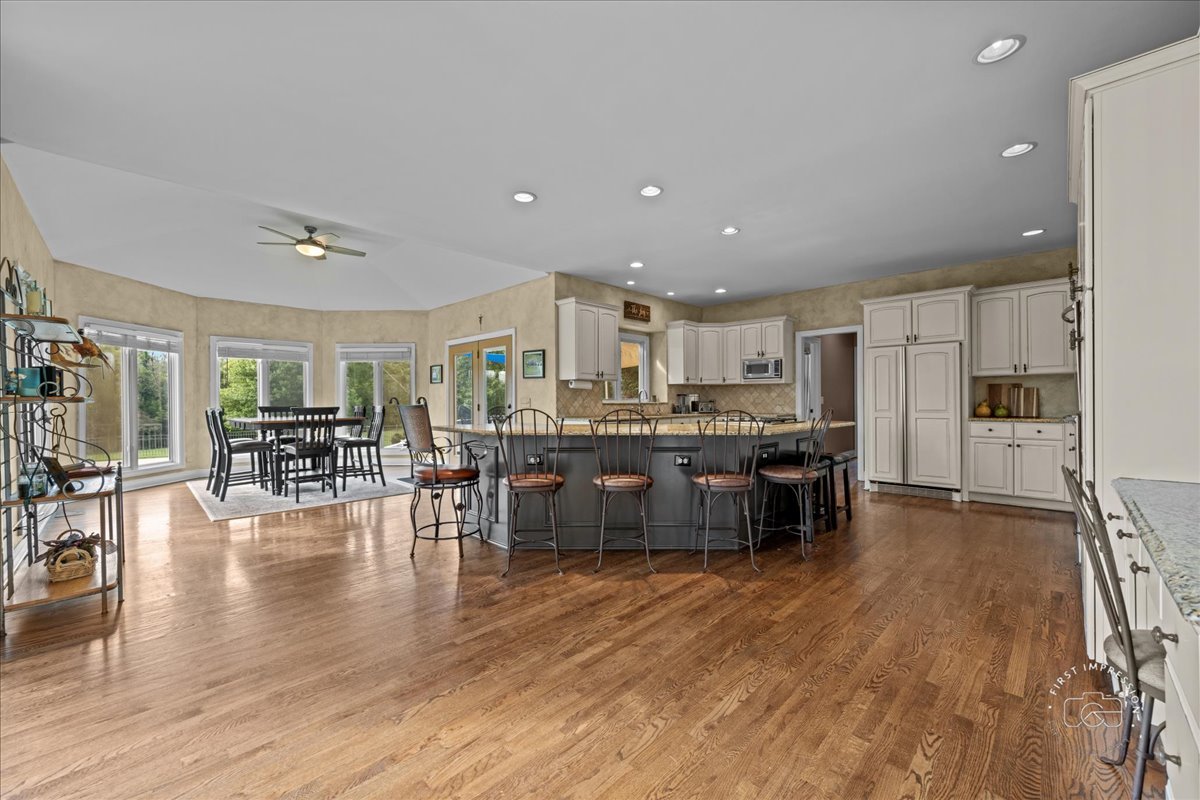 6N583 Promontory Court, St. Charles, IL 60175