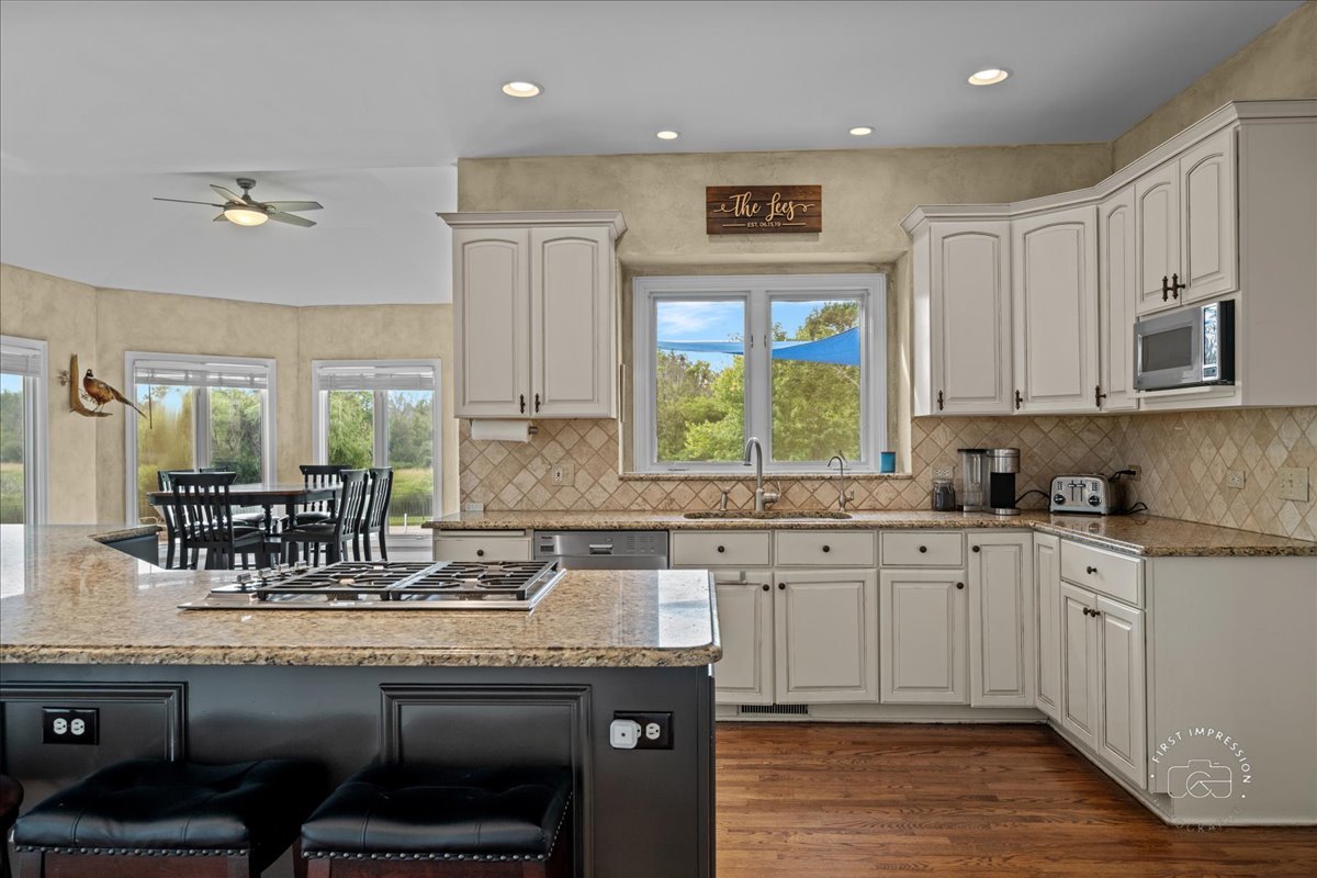 6N583 Promontory Court, St. Charles, IL 60175