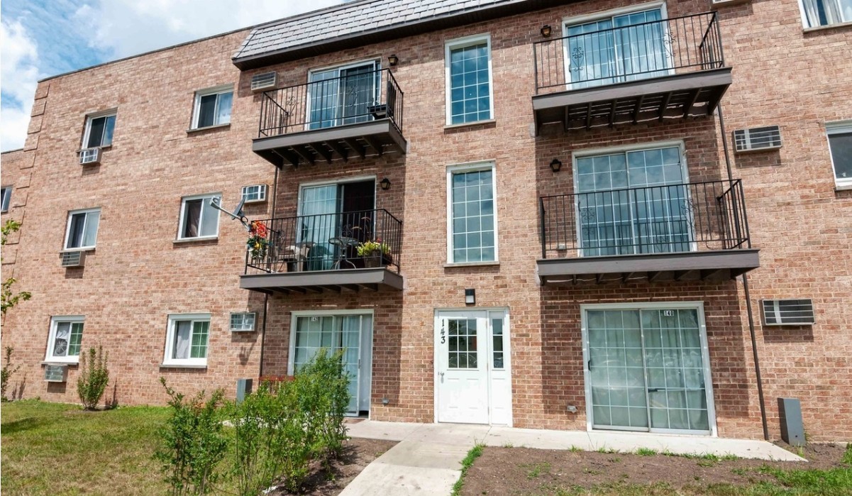 143 W ELK Trail #143, Carol Stream, IL 60188