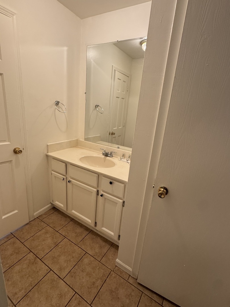 143 W ELK Trail #143, Carol Stream, IL 60188
