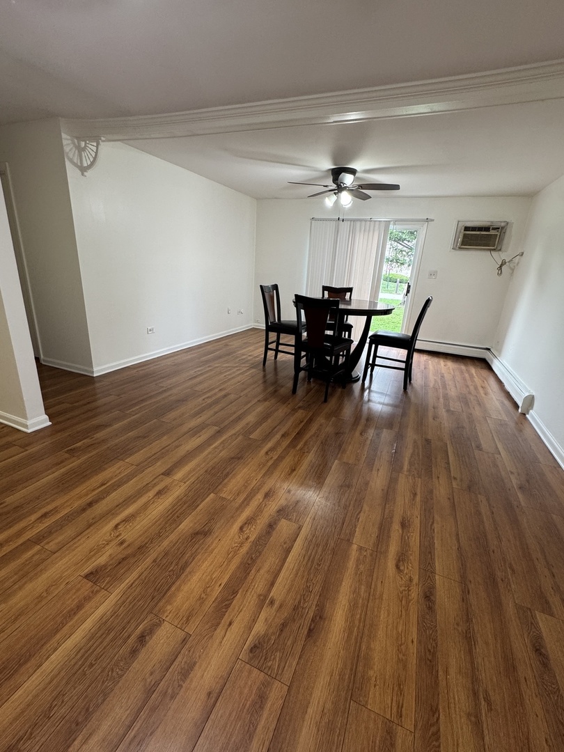 143 W ELK Trail #143, Carol Stream, IL 60188
