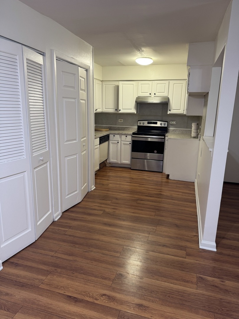 143 W ELK Trail #143, Carol Stream, IL 60188