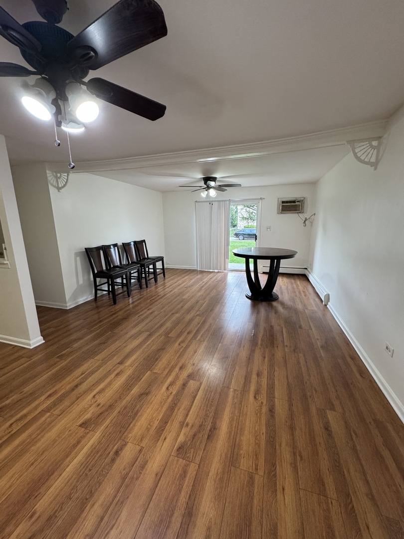 143 W ELK Trail #143, Carol Stream, IL 60188