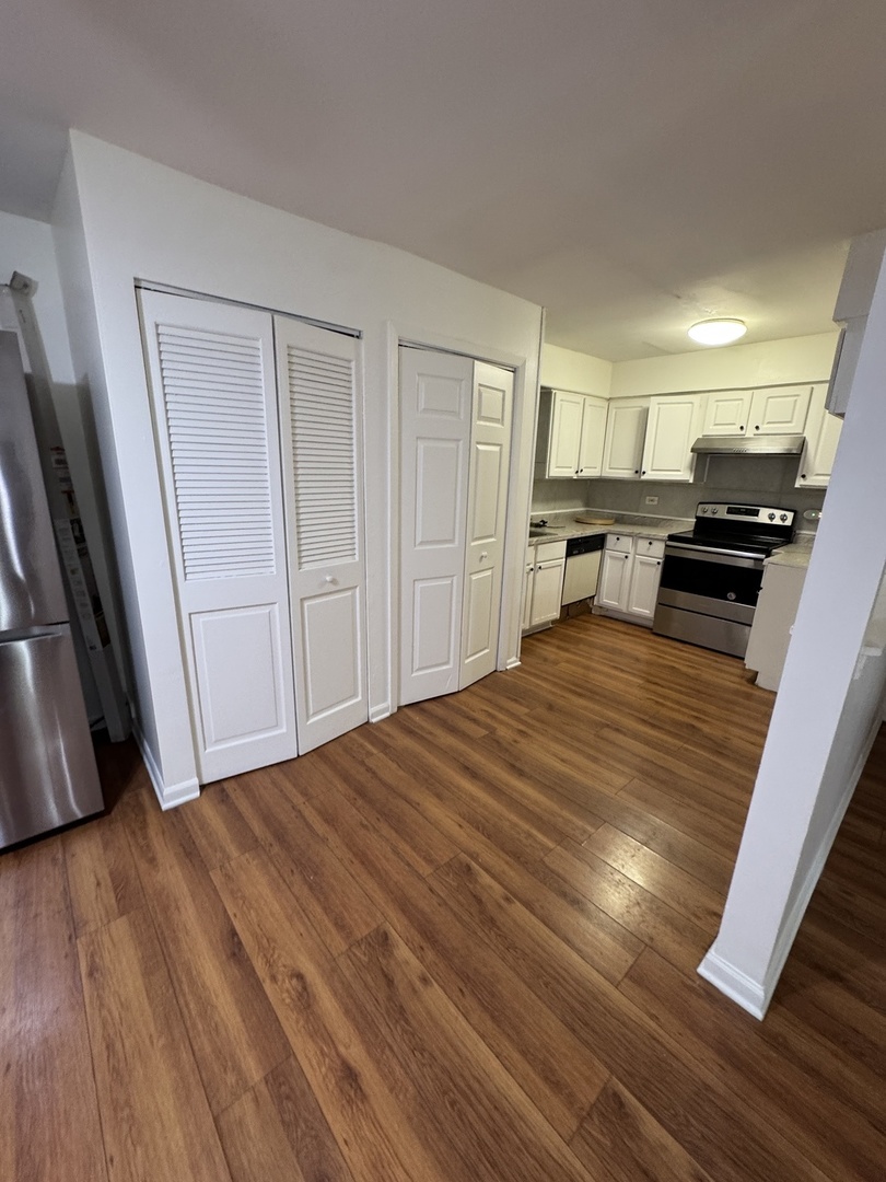 143 W ELK Trail #143, Carol Stream, IL 60188