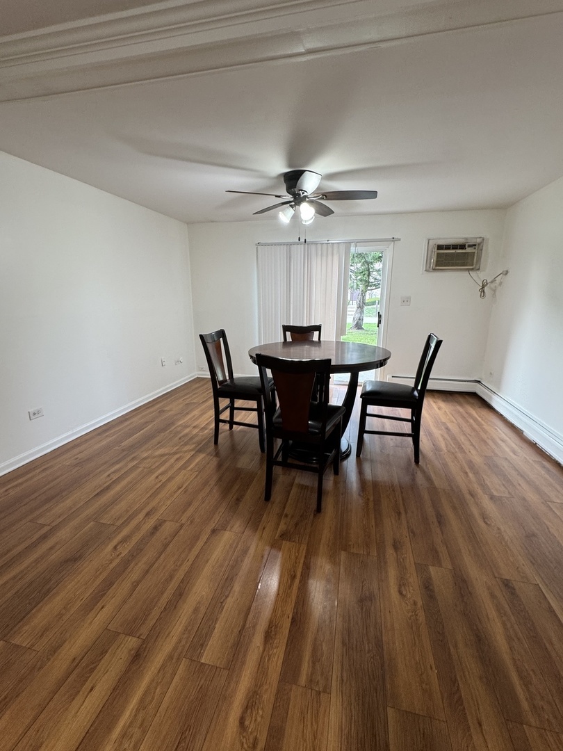 143 W ELK Trail #143, Carol Stream, IL 60188