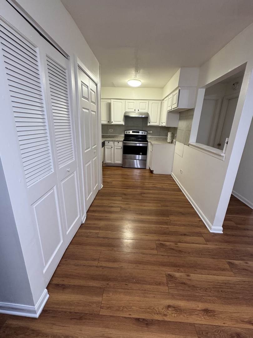 143 W ELK Trail #143, Carol Stream, IL 60188