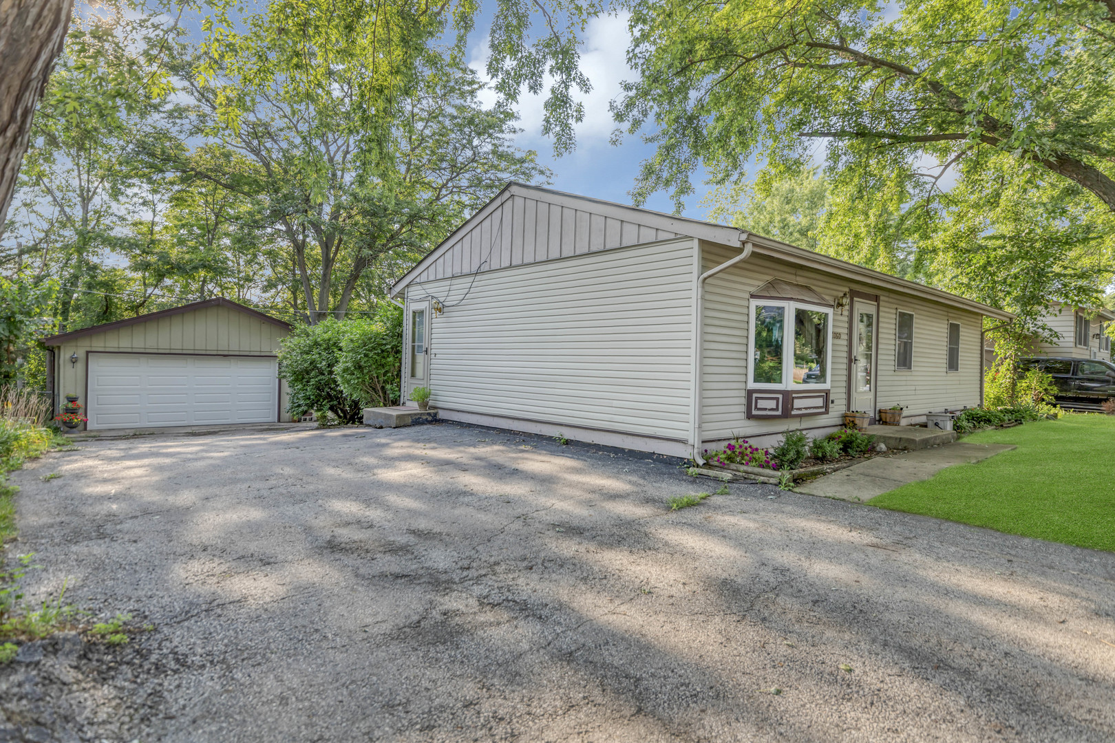 1060 Mark Street, South Elgin, IL 60177
