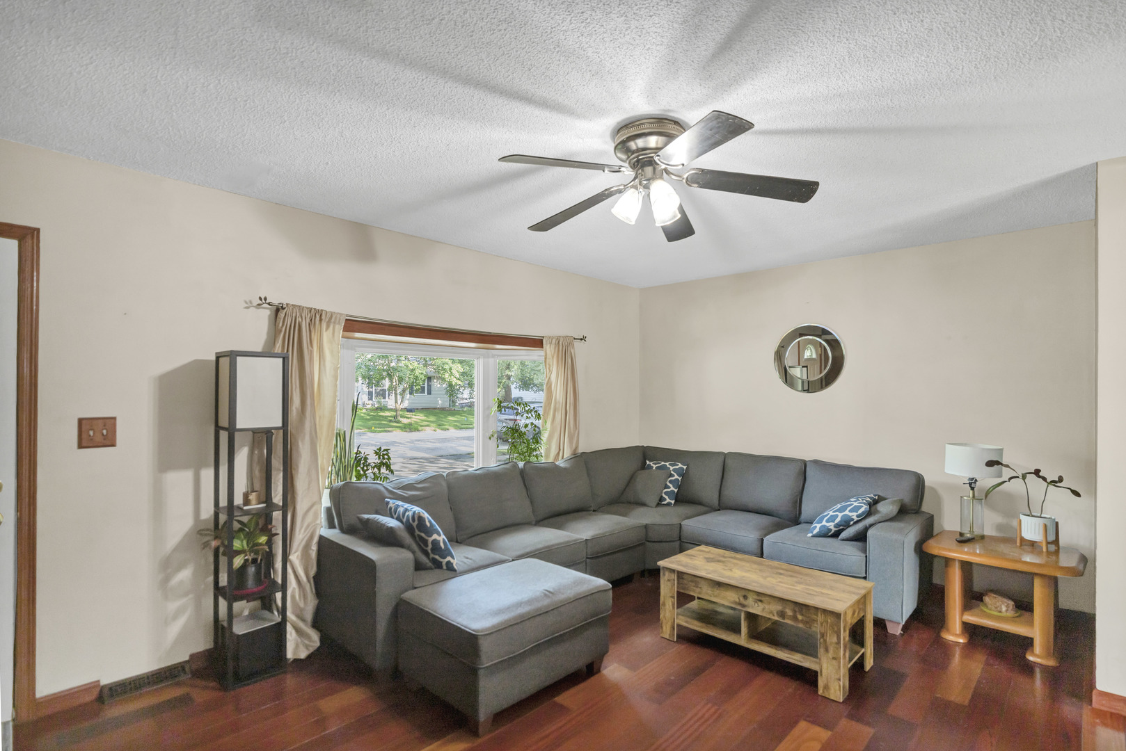 1060 Mark Street, South Elgin, IL 60177