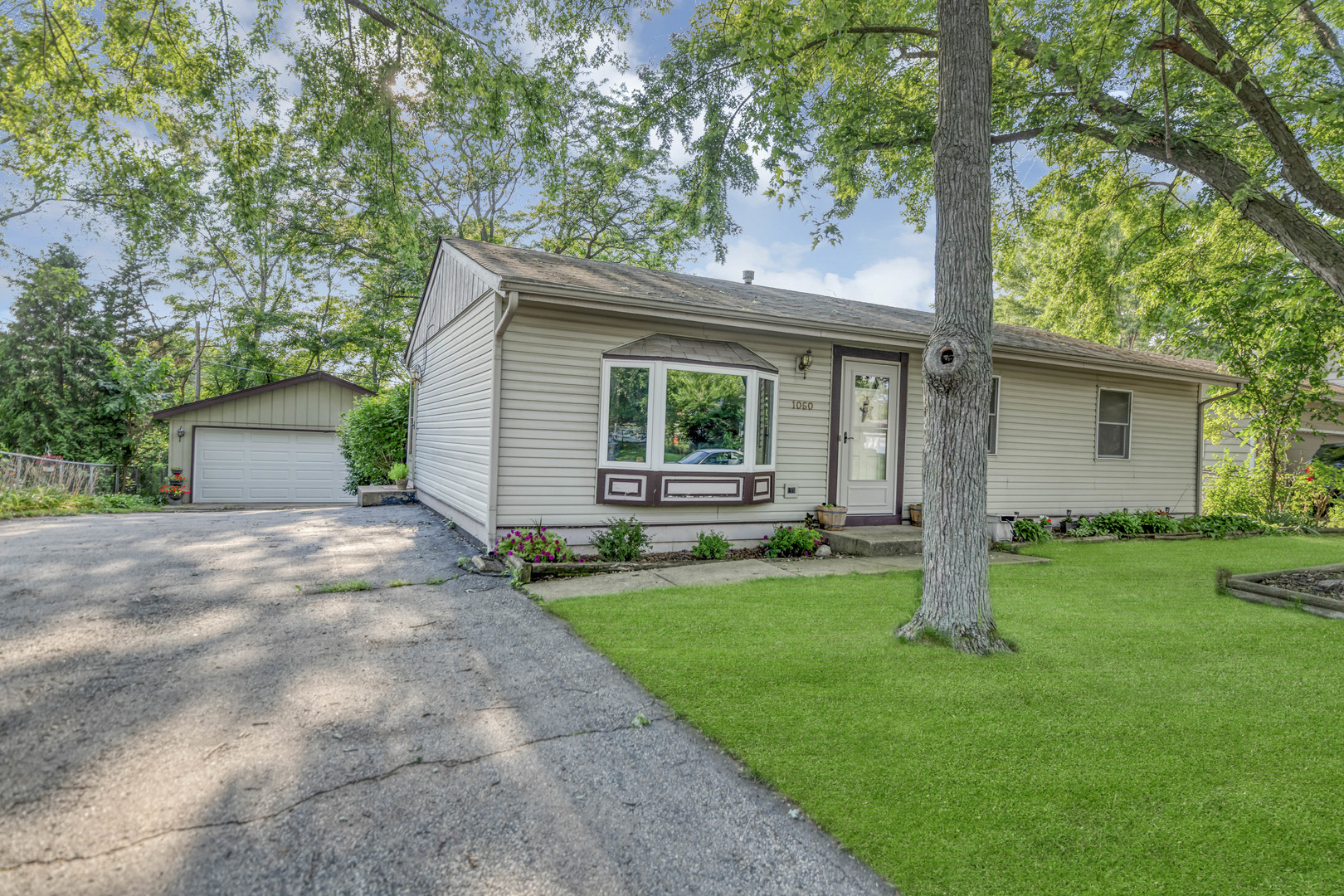 1060 Mark Street, South Elgin, IL 60177