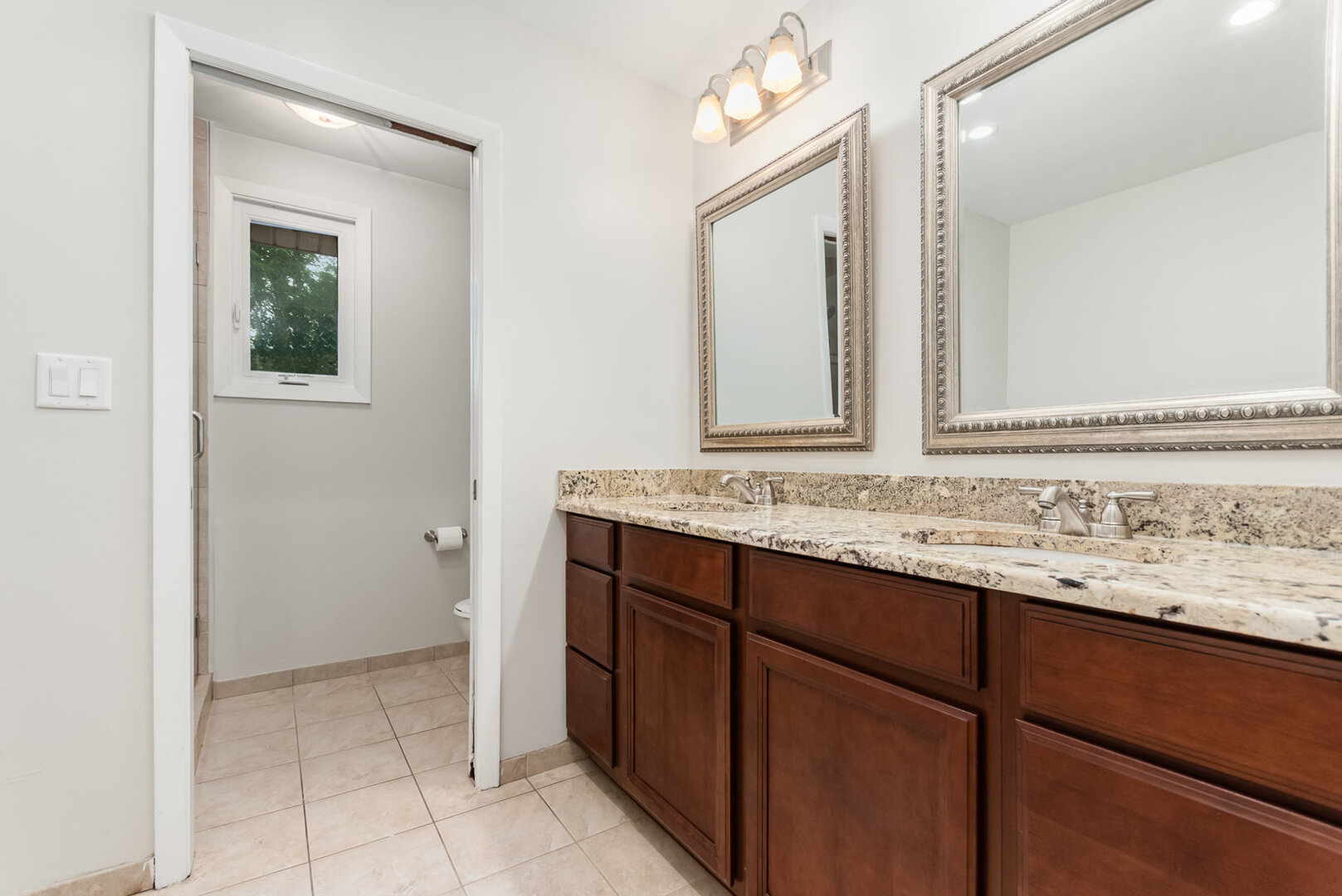 5 Swan Circle, Bolingbrook, IL 60440