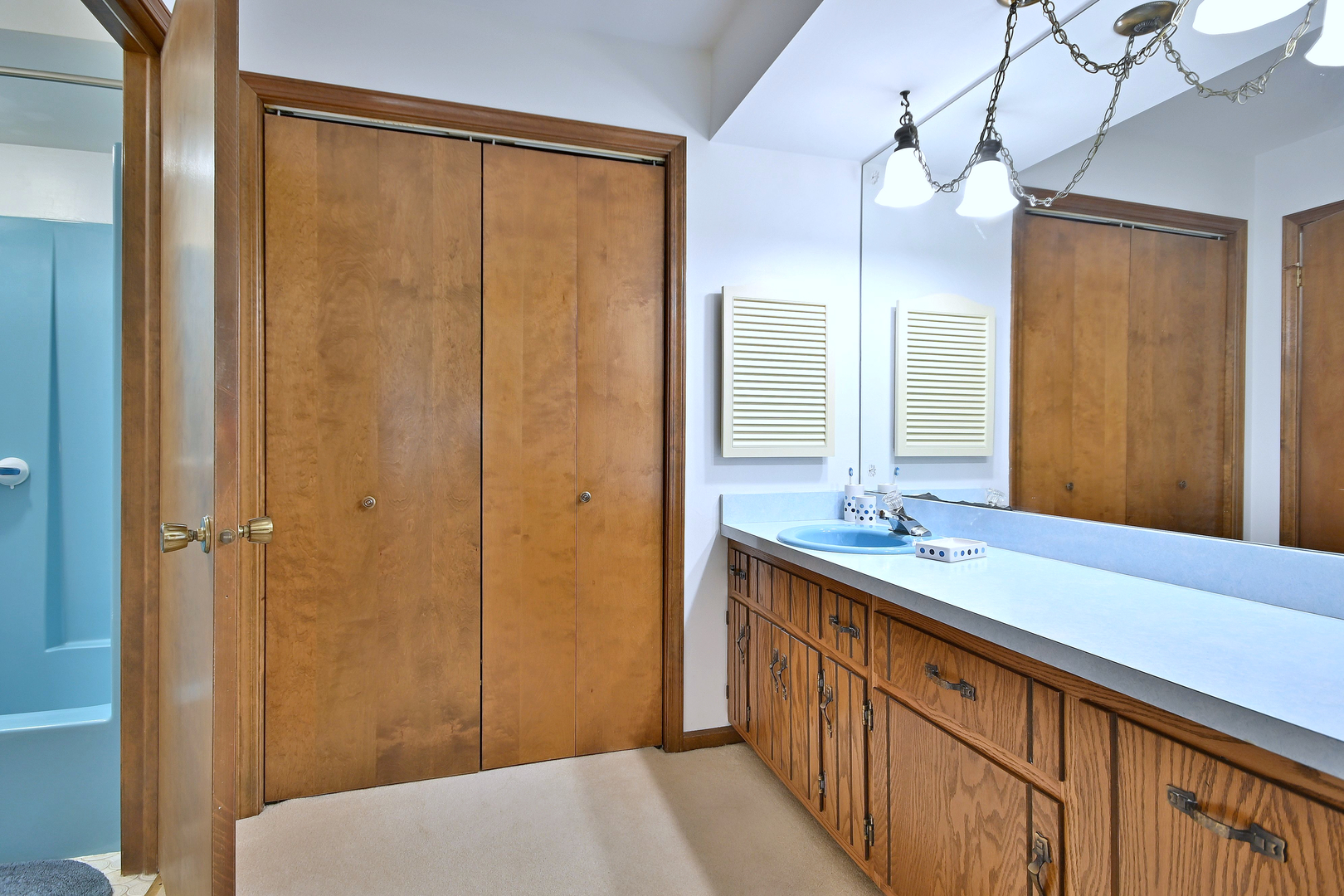 16W611 87th Street, Willowbrook, IL 60527