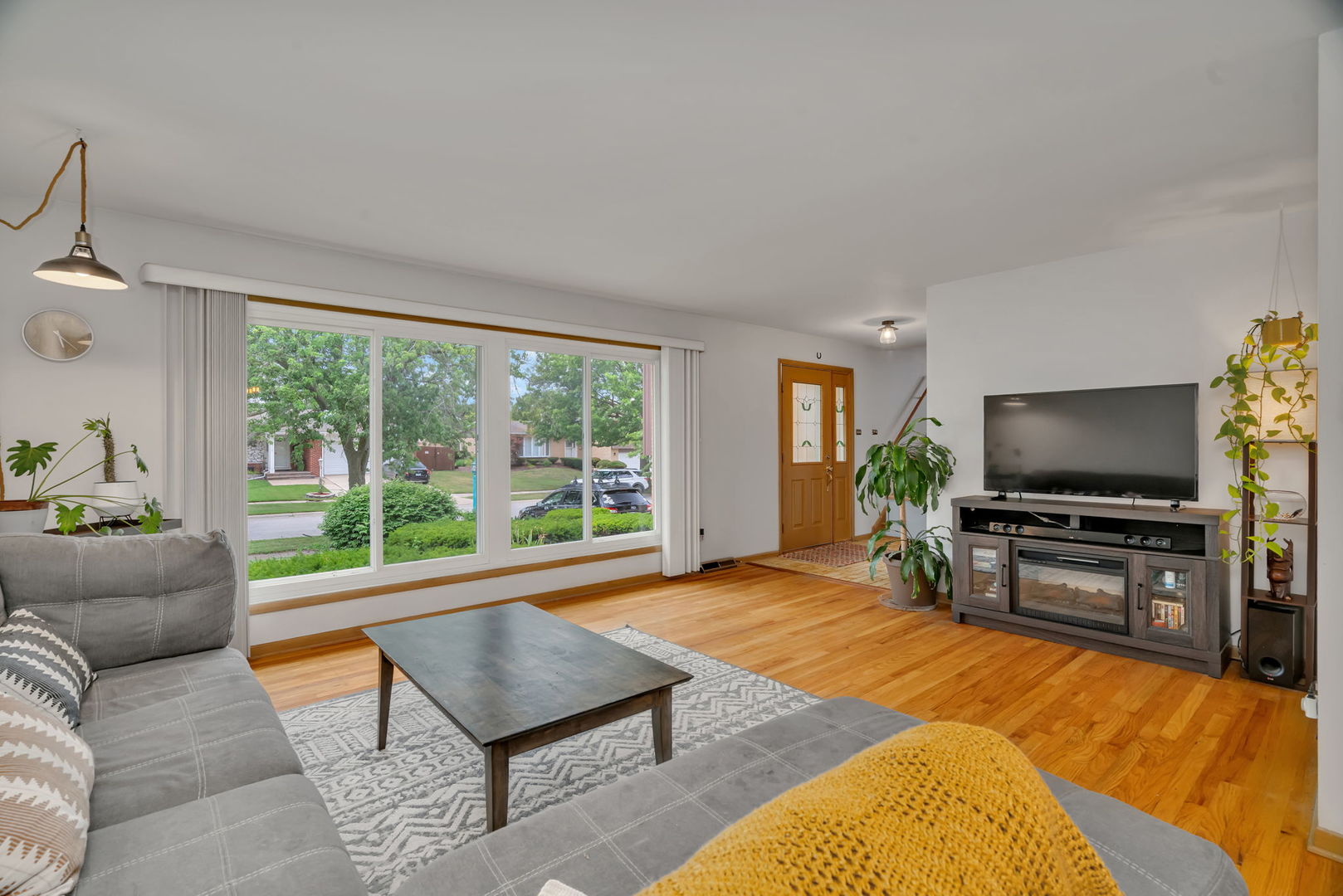 15425 Pine Drive, Oak Forest, IL 60452