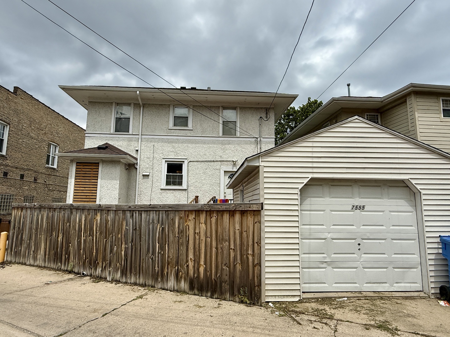 7555 N Rogers Avenue, Chicago, IL 60626