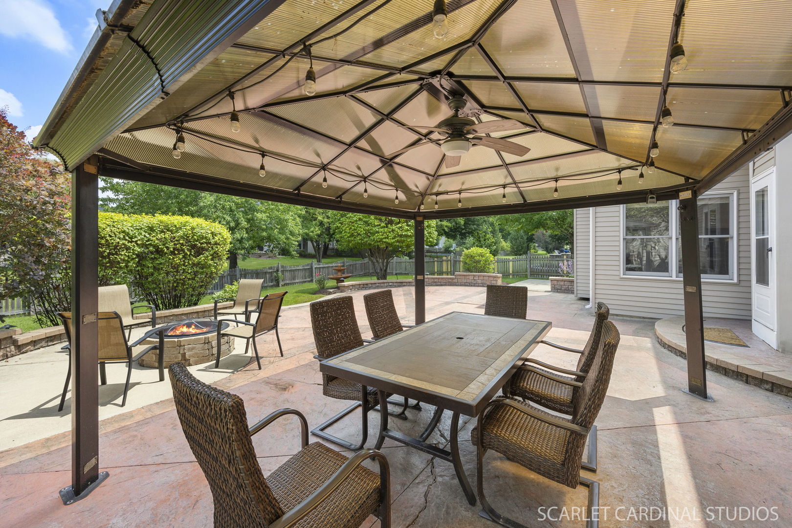 805 W Thornwood Drive, South Elgin, IL 60177
