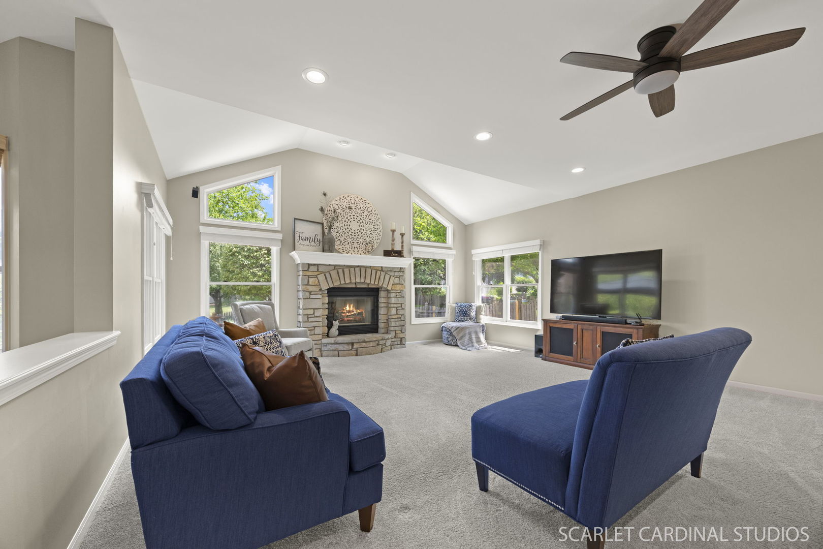 805 W Thornwood Drive, South Elgin, IL 60177