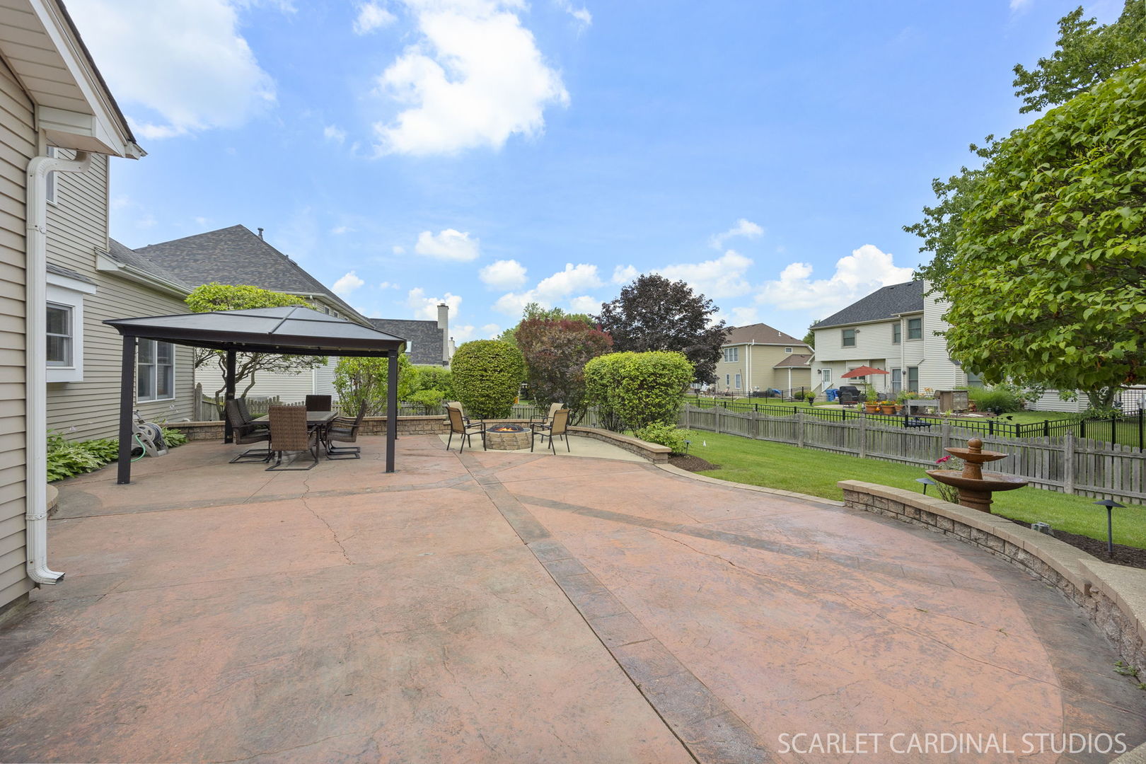 805 W Thornwood Drive, South Elgin, IL 60177