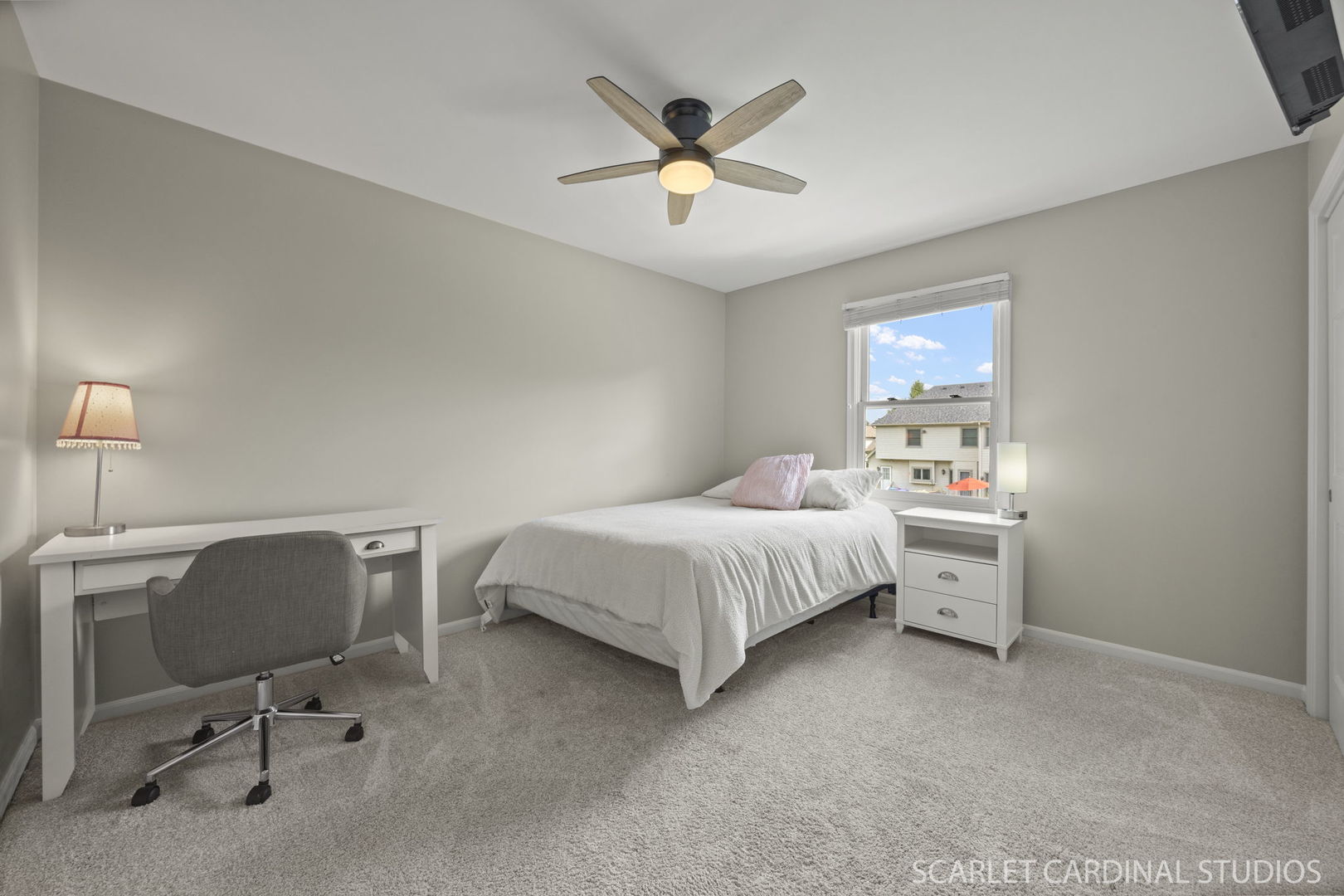 805 W Thornwood Drive, South Elgin, IL 60177