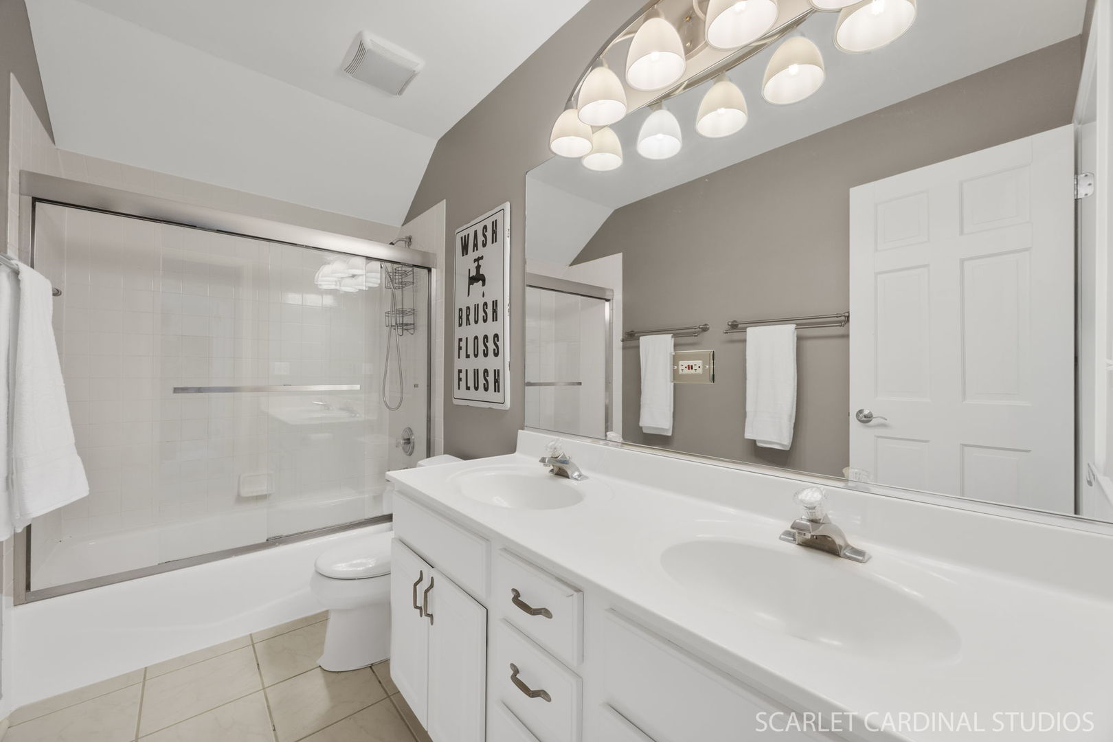 805 W Thornwood Drive, South Elgin, IL 60177