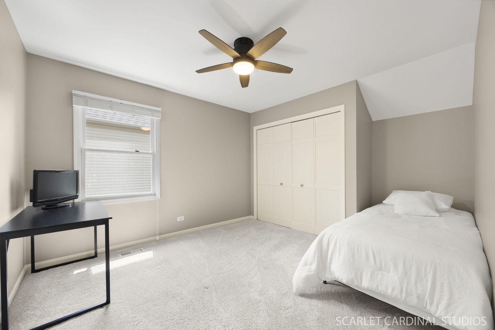 805 W Thornwood Drive, South Elgin, IL 60177