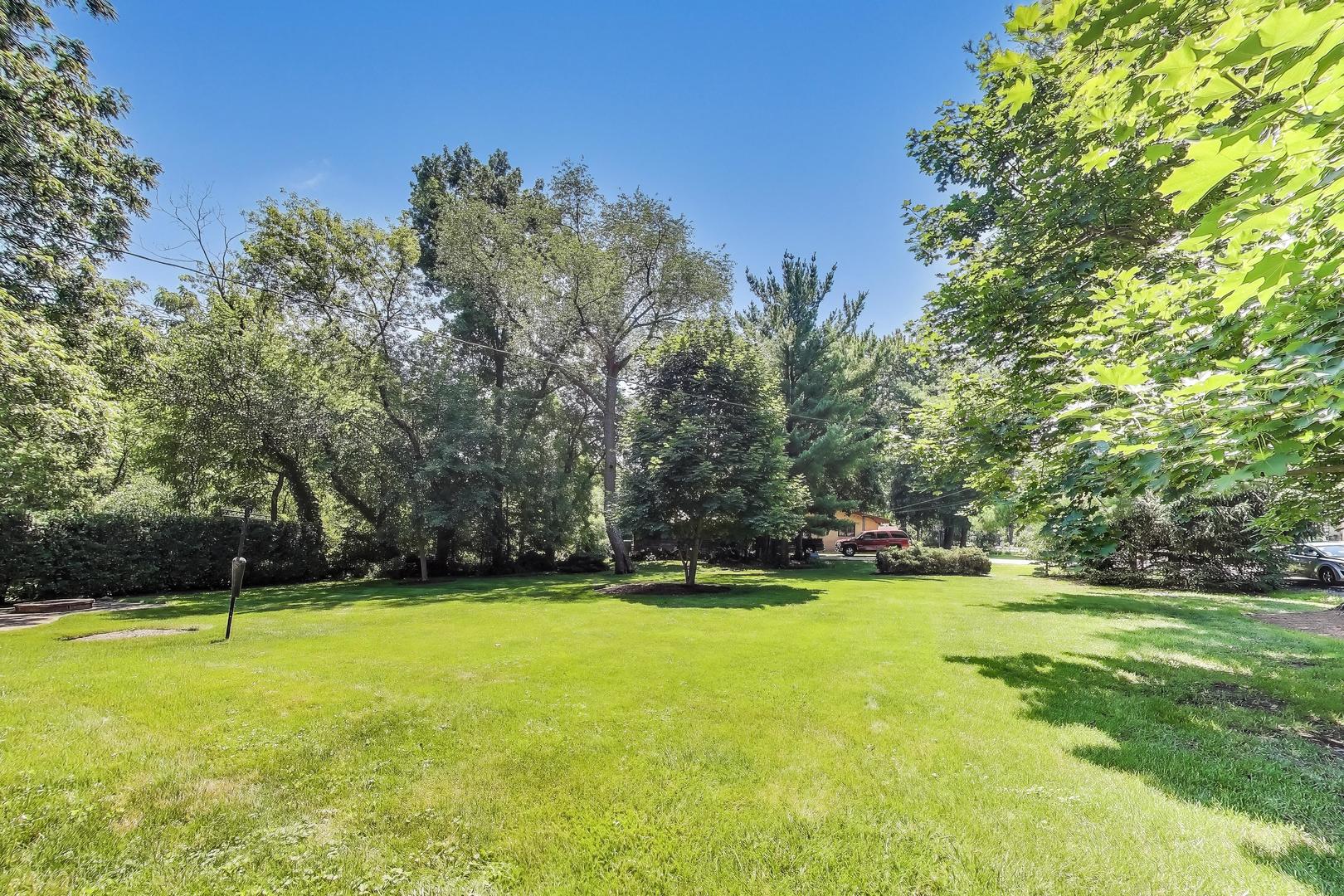 107 Brookside Court, Libertyville, IL 60048