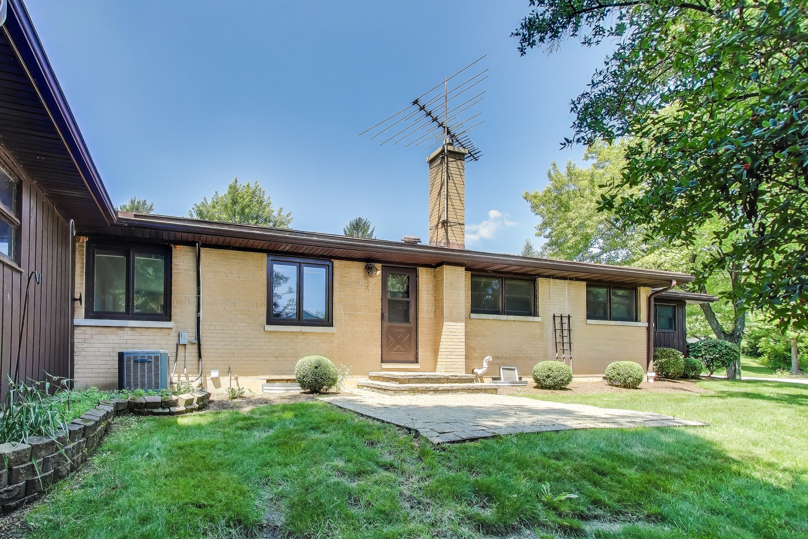 107 Brookside Court, Libertyville, IL 60048