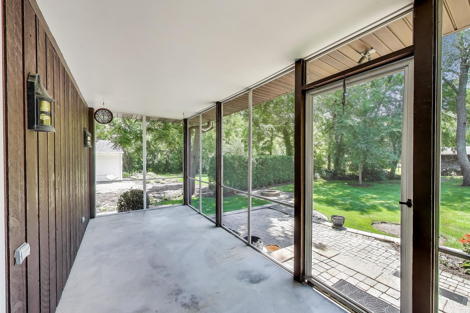 107 Brookside Court, Libertyville, IL 60048