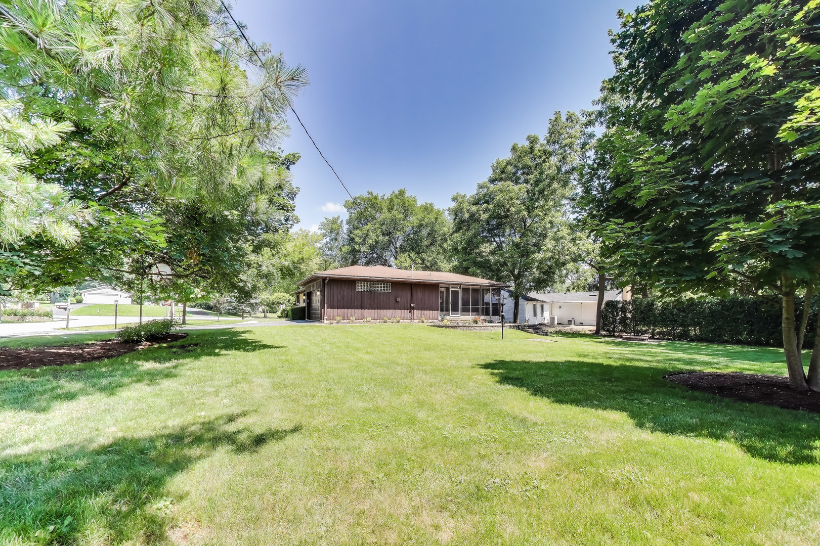 107 Brookside Court, Libertyville, IL 60048